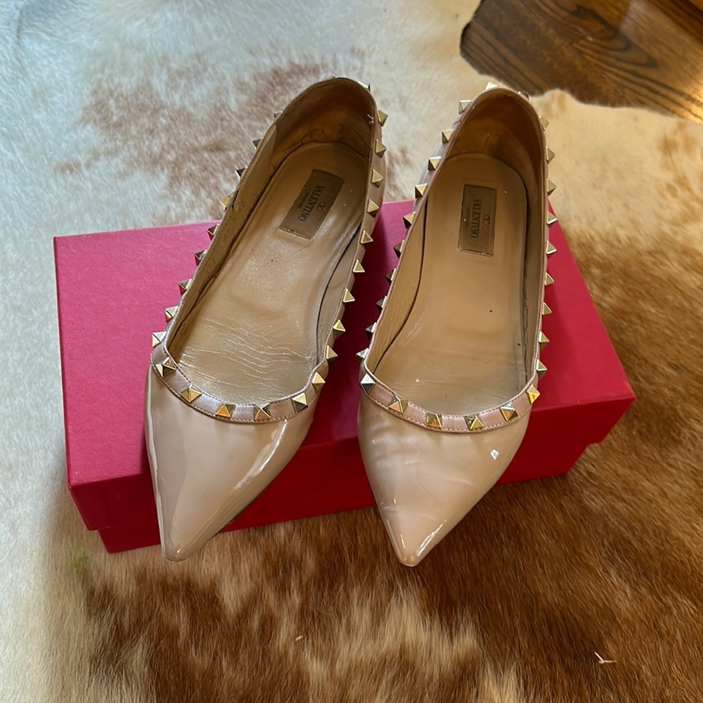 Valentino Garavani pointed flats in light pink / nude size 40.